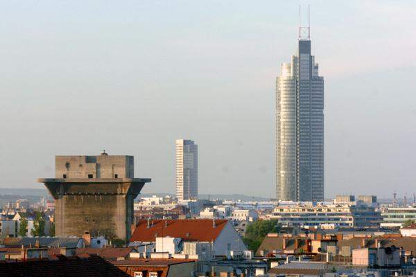 Mit einer Höhe von 171 Meter – samt Aufbauten beträgt die Gesamthöhe 202 Meter – war der Millennium-Tower damals das höchste Bürogebäude Österreichs. Bis vor kurzem: Im Februar wurde der DC Tower auf der Donauplatte eröffnet und der liegt mit 250 Meter doch noch um einiges drüber. Soweit die Fakten. Doch der Millennium-Turm hat auch einen Hochhaus-Boom in Wien eingeleitet. Allerdings auch mit einem entsprechenden Wildwuchs und daher heftig diskutiert. Weiter: Ein Blick auf bestehende und geplante Hochhaus-Projekte in Wien