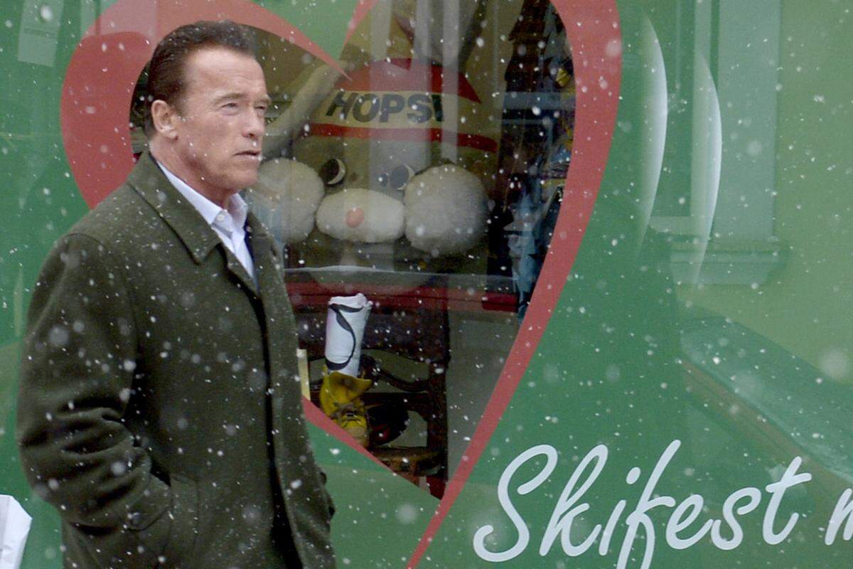 Nach einem Frühstück mit Franz Klammer ging Hollywood-Schauspieler Arnold Schwarzenegger in Schladming auf Schuhsuche. Wider Erwarten waren die ausgewählten schwarzen Stiefel in seiner Größe (46) nicht lagernd. Danach absolvierte er noch einen Spaziergang durch das Zentrum.