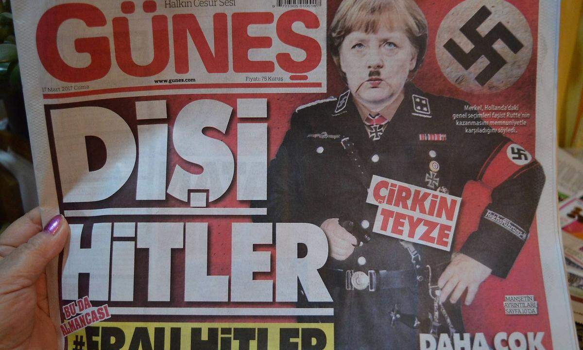 Türkische Zeitung zeigt Merkel als weiblichen Hitler.