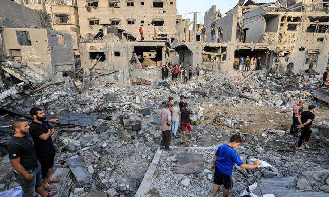 Chan Yunis im südlichen Teil des Gazastreifens: Menschen suchen nach einem Luftangriff der israelischen Armee in den Trümmern nach Überlebenden. In den vergangenen 24 Stunden seien 756 Menschen ums Leben gekommen, darunter 344 Kinder, teilte der den Hamas unterstellte Gesundheitsdienst in Gaza mit.