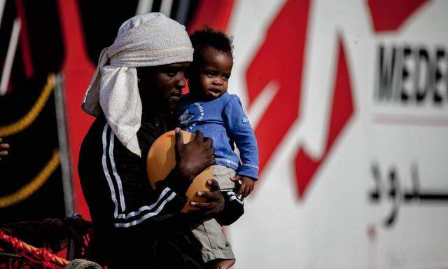 Migranten verlassen in Salerno ein Schiff der Nichtregierungsorganisation (NGO) Ärzte ohne Grenzen. 