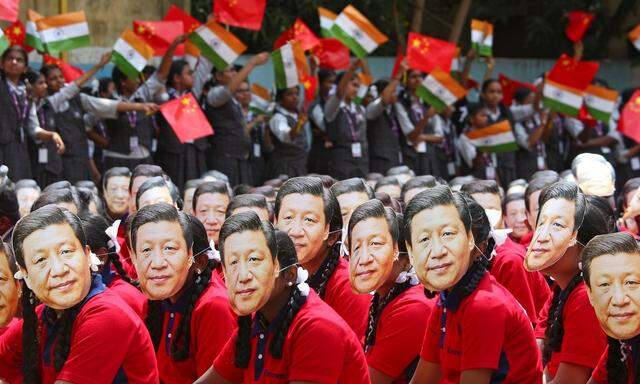 Indische Studenten tragen Xi-Masken vor dem Besuch des chinesischen Präsidenten 2019 in Chennai.