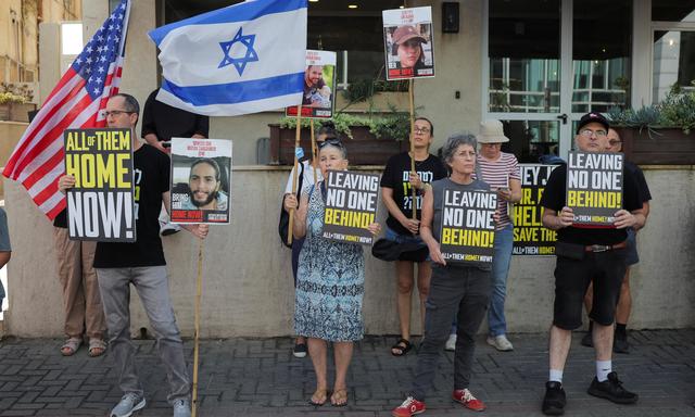 Demonstranten fordern die Freilassung der restlichen in Hamas-Gefangenschaft verbliebenen Geiseln.