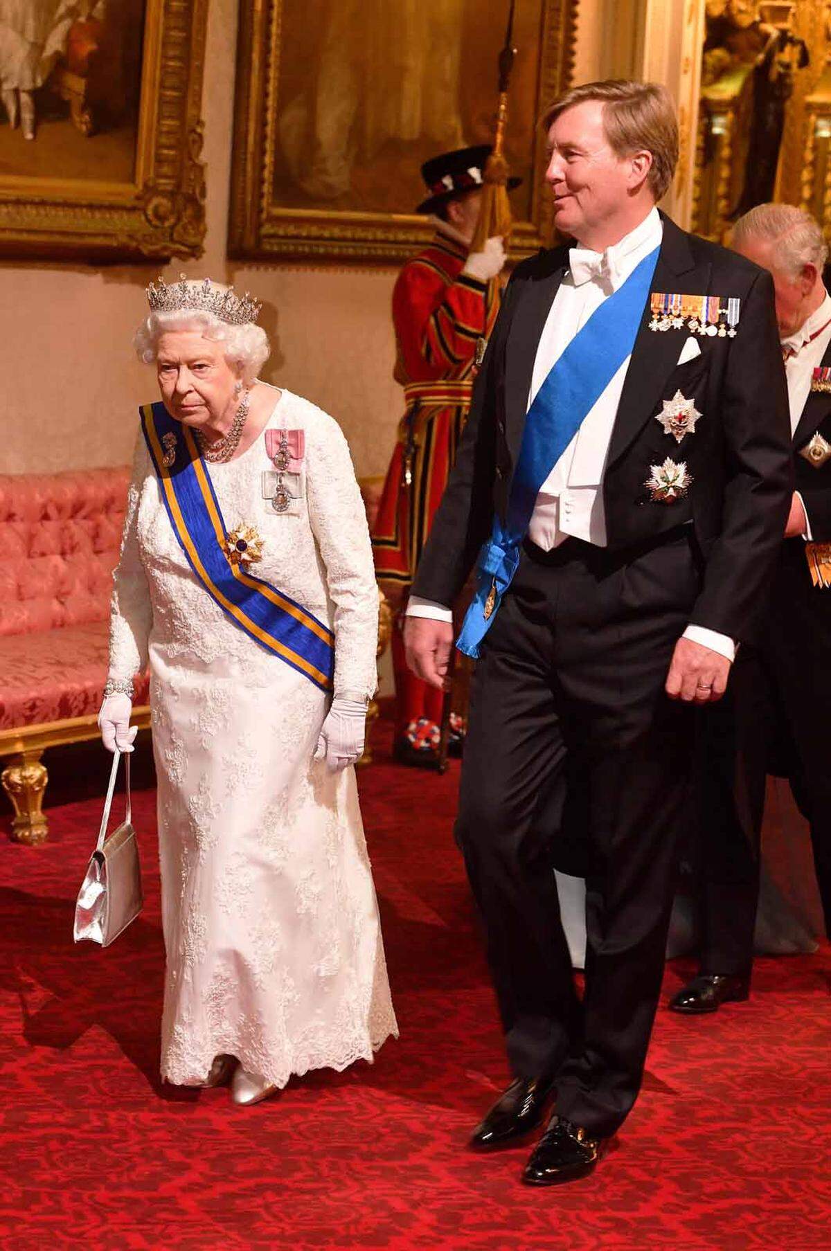König Willem-Alexander hatte kurz vor dem Besuch im Gespräch mit britischen Journalisten gesagt, dass er sich wegen des Brexits Sorgen mache. Großbritannien will sich Ende März 2019 von der Europäischen Union (EU) trennen. Königin Elizabeth II. trat gemeinsam mit König Willem-Alexander ein.