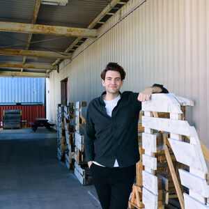 Benedikt Fleischhacker auf dem Gelände der Logistikfirma – und von „Draussen“. 