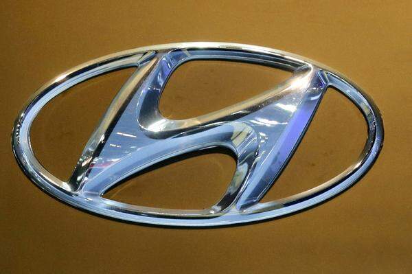 Das "H" im Logo des südkoreanischen Autoherstellers Hyundai ist einfach zu erkennen. Es steht zunächst schlichtweg für den Anfangsbuchstaben der Automarke. Doch es steckt noch mehr dahinter: Das schräg gestellte "H" in einem liegenden Oval steht auch für zwei Personen – einen Kunden und einen Verkäufer –, die sich die Hände schütteln.