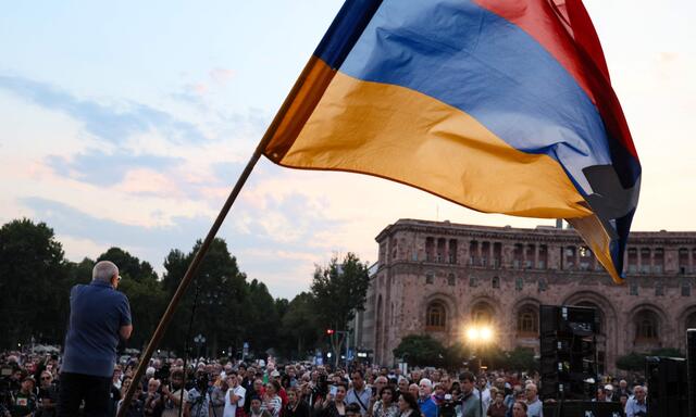 Protest auf dem Platz der Republik in Eriwan: Nach dem Verlust von Berg-Karabach fordern Demonstranten den Rücktritt von Premier Nikol Paschinjan.