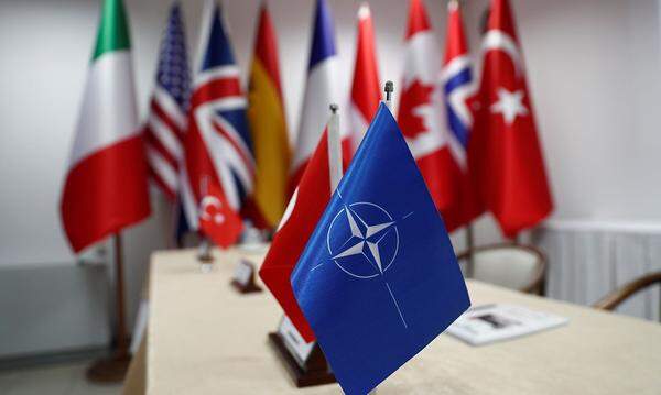 Beim Nato-Gipfel in Mai in Brüssel brüskierte Trump die Verbündeten und schwächte das Bündnis damit in einer kritischen Phase, in der die Beziehungen zu Russland gespannt sind. Entgegen den allgemeinen Erwartungen stellte der US-Präsident sich zunächst nicht hinter die Beistandsverpflichtung nach Artikel 5 der Nato-Charta und lobte stattdessen den saudischen König Salman, einen absoluten Herrscher, als weisen Mann. Erst später legte Trump schließlich doch noch das Bekenntnis zu Artikel 5 ab.