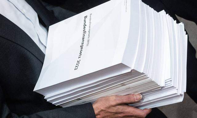 Der berüchtigte Budgetziegel: 3700 Seiten und mehr als elf Kiloframm schwer