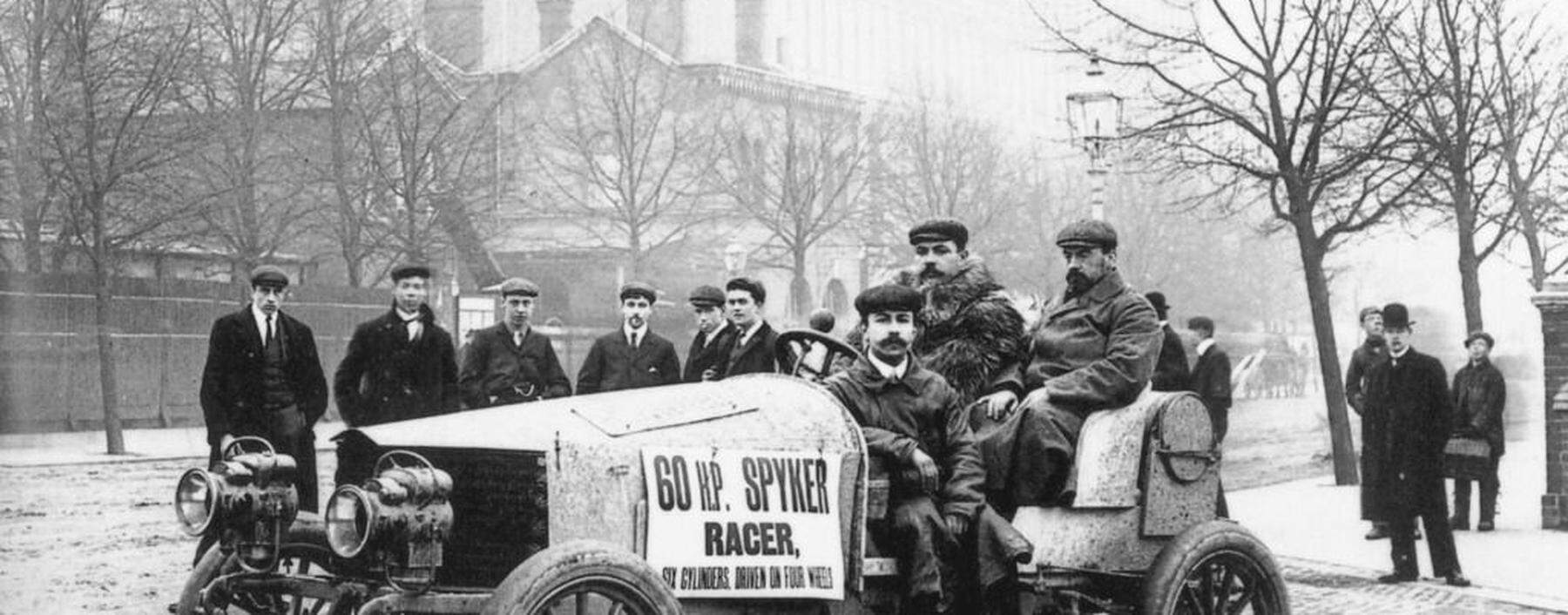 Die Vorzüge des Spyker- Rennwagens von 1903 angepriesen: sechs Zylinder, 60 PS, Allradantrieb!