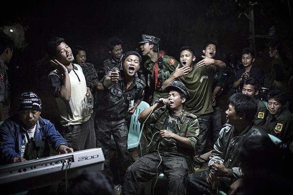 Julius Schrank, Deutschland, De Volkskrant 15. März 2013, Burma: Kämpfer für die Unabhängigkeit Kachins, einer Provinz im Norden von Burma. Sie trinken und feiern anlässlich des Begräbnisses ihres Kommandeurs, der am Vortag gestorben ist. Die Stadt steht unter Beschuss der burmesischen Armee.