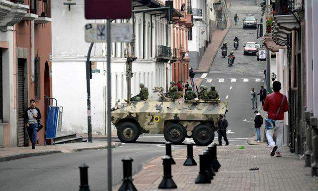 Militär auf den Straßen der ecuadorianischen Hauptstadt Quito.