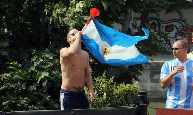 Argentinien - Fußballfan mit Flagge