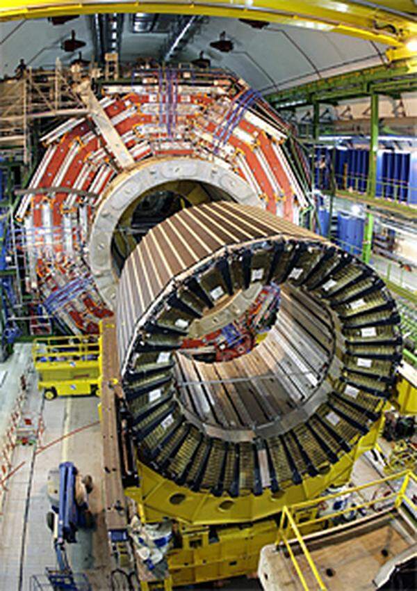Das CERN übernimmt mit dem Beschleuniger wieder eine Führungsrolle bei der experimentellen Teilchenphysik. Das als "Europäischer Rat für Kernforschung" gegründete Institut hat seinen Namen später um "Europäisches Zentrum für Teilchenphysik" ergänzt.