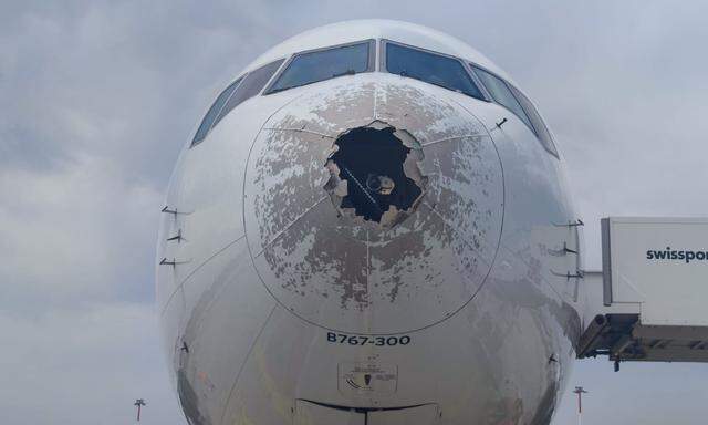 Ein Bild des Schadens der Maschine des Fluges DL185 an der Flugzeugnase.