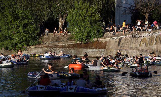 Am Landwehrkanal in Berlin war am sommerlichen Samstag einiges los.