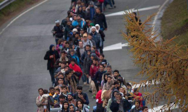 Symbolbild: Flüchtlinge nahe eines Grenzübergangs