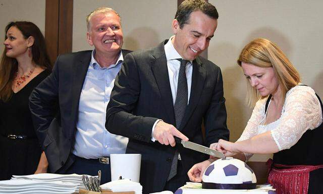 Am Tag der Präsidiumsklausur feierte SPÖ-Chef Christian Kern seinen 52. Geburtstag – und bekam eine Austria-Torte geschenkt.