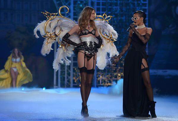 Rihanna in einem schwarzen Kleid mit Strapsen. Hier zeigt sie einmal nicht die meiste Haut auf der Bühne.