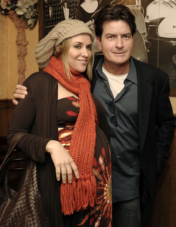 Im Sommer folgte das Gerichtsverfahren wegen häuslicher Gewalt. Das Urteil fiel milde aus: Der 45-Jährige wurde zu 30 Tagen in einer Entzugsklinik und 36 Stunden Wutkontrolle verurteilt. Es folgte der Versuch, die Ehe mittels Paartherapie zu retten, doch vergeblich. Im November 2010 reichte Sheen die Scheidung ein.