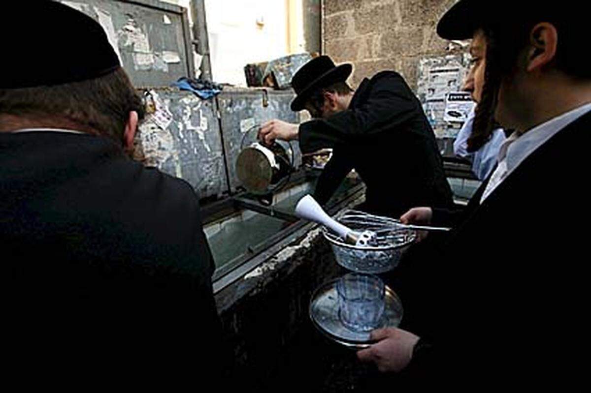 Für orthodoxe Juden ist es Pflicht, vor Pessach alle Töpfe, Pfannen und sonstiges Geschirr auszukochen, damit keine Spuren von gesäuerten Speisen mehr zurückbleiben. Erst dann ist das Geschirr koscher.