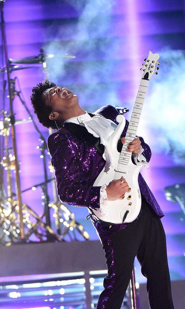 Bruno Mars gibt in lilafarbenem Anzug den verstorbenen Prince, zusammen mit dessen langjähriger Funk-Truppe Time.
