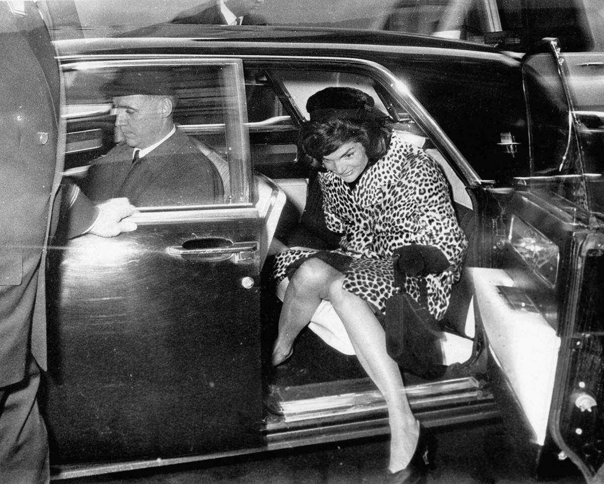 Das Bekanntwerden von John F. Kennedys außerehelichen Affären - Filmstar Marilyn Monroe soll nur eine davon gewesen sein - in den Jahrzehnten nach seinem Tod trug viel dazu bei, dass die US-Öffentlichkeit Jackie wieder mit mehr Sympathie betrachtete.