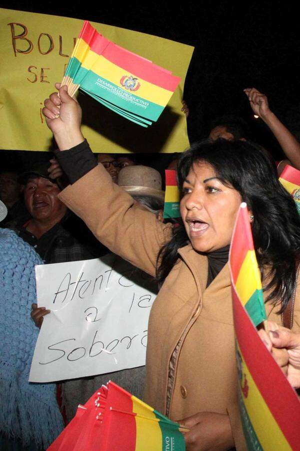 Vor der französischen Botschaft in La Paz demonstrierten unterdessen aufgebrachte Morales-Anhänger.