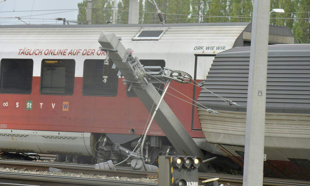 Nach Angaben der Einsatzkräfte wollte ein Regionalzug gerade aus der Station fahren, als der mit 30 Personen besetzte Railjet nach Villach gegen die leere Garnitur prallte. Der Railjet wurde dabei teilweise aus den Gleisen gehoben und laut ÖBB-Sprecher Roman Hahslinger eine Oberleitung beschädigt.