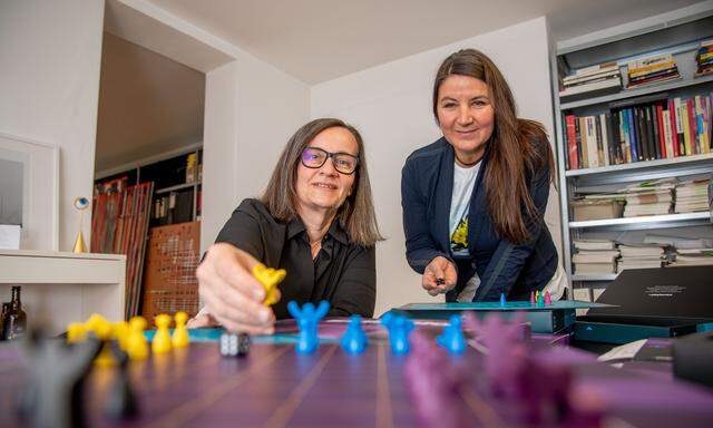 „El Sabio“: Ingrid Sapp und Sabine Scheufele haben ein auf dem Ur-Schach basierendes Spiel entwickelt.