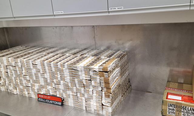 400 Zigarettenstangen sind vom Zollamt am Flughafen Wien in Schwechat (Bezirk Bruck an der Leitha) sichergestellt worden. 