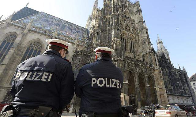 Archivbild: Zwei Polizisten vor dem Wiener Stephansdom.