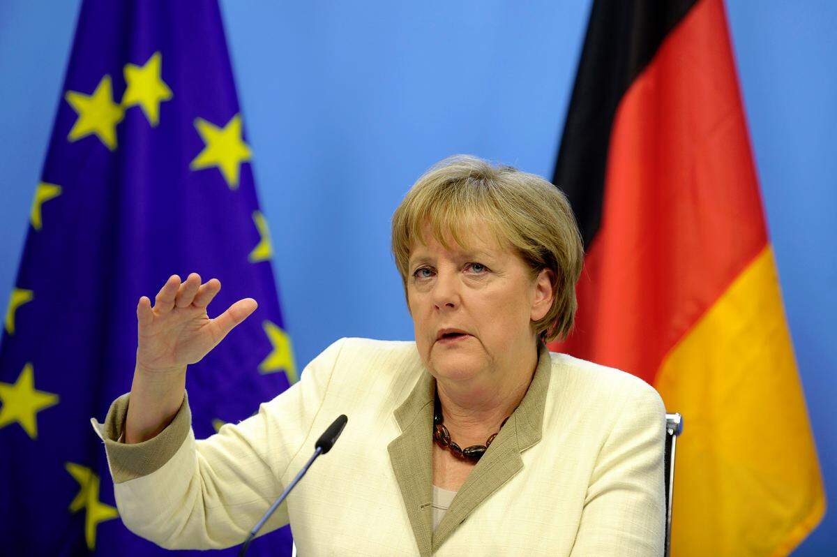 Die deutsche Kanzlerin Angela Merkel hat das neue Hilfspaket als wichtige Entscheidung gelobt. Die europäische Währung werde sicherer - "und damit auch eine Grundlage für unser Wirtschaften, aber auch für den Wohlstand insgesamt". Der Euro sei mehr als nur eine Währung, er sei ein "Ausdruck großer Verbundenheit".