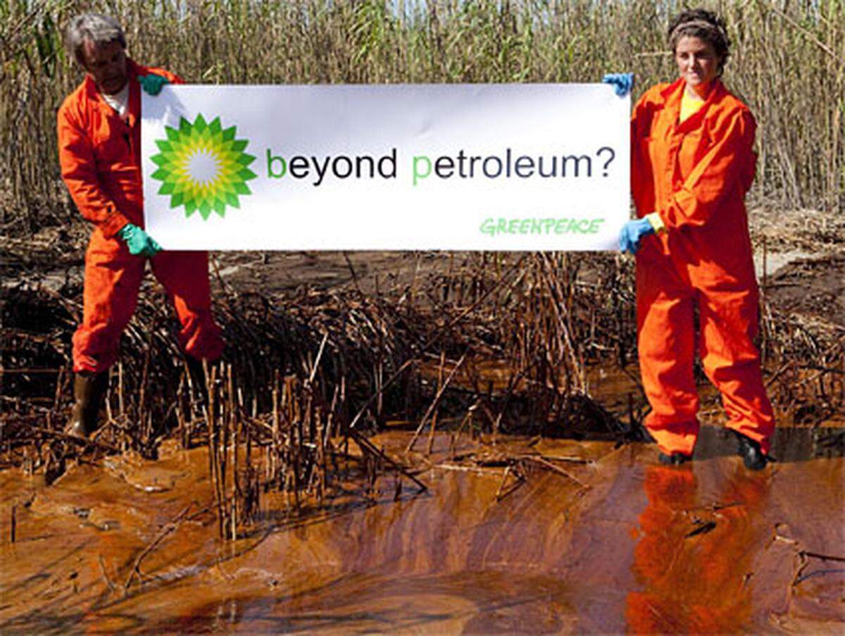 Seit über einem Jahrzehnt versucht der drittgrößte Ölkonzern der Welt, der aufgrund der Ölpest im Golf von Mexiko in die Kritik geraten ist, sich ein umweltfreundliches Image zu geben.Ende der 1990er Jahre wurde das Ritterschild gegen ein grün-gelbes Sonnenlogo getauscht. Das Kürzel BP sollte nicht mehr für "British Petroleum" stehen, sondern für "Beyond Petroleum" ("über Erdöl hinaus").