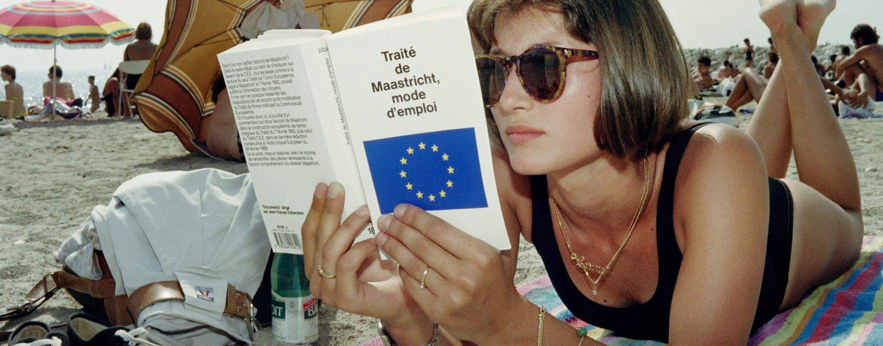 Wie sie wohl beim Referendum über den Maastricht-Vertrag abgestimmt hat? Eine Studentin bei der Lektüre des Vertragstextes am Strand von Marseille im August 1992.