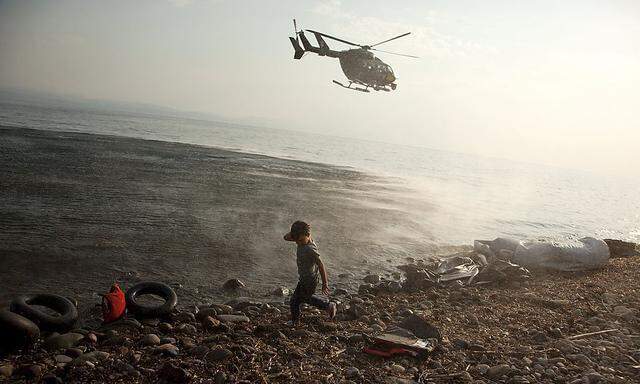 Ein Frontex-Hubschrauber auf Erkundungsflug über der griechischen Insel Lesbos. Die EU Grenzschutz-Agentur wird Personal aufstocken.