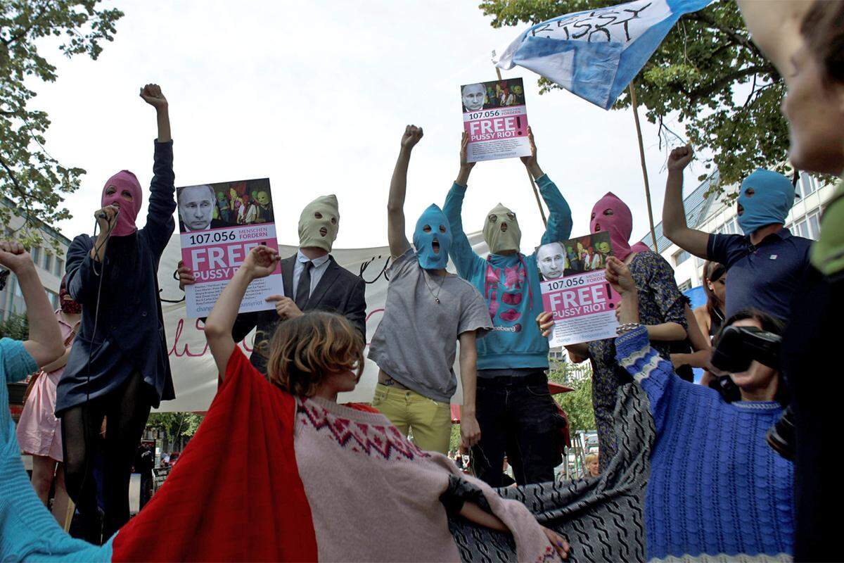 In Berlin demonstrierten Menschen mit bunten Sturmhauben, dem Markenzeichen von Pussy Riot.