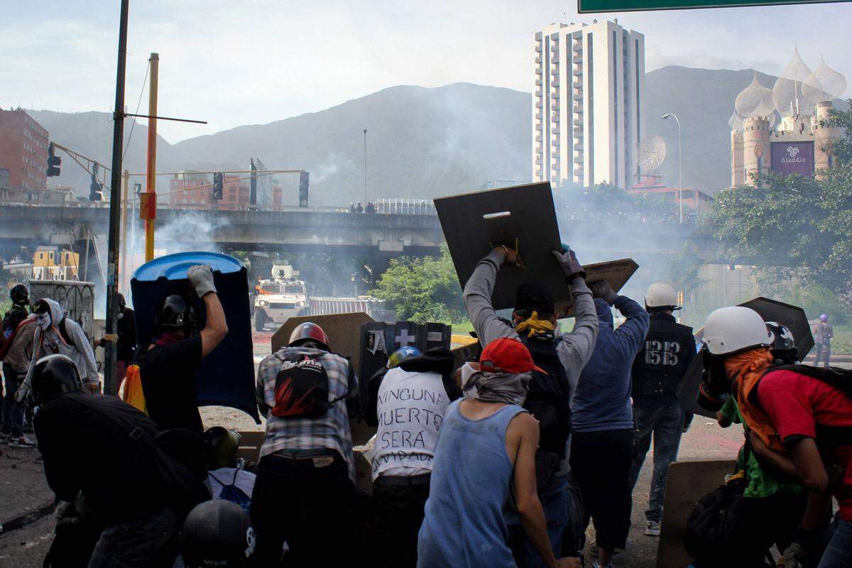 In absoluten Zahlen gesehen liegt aber eine andere Stadt auf Platz eins. Und zwar Caracas, die Hauptstadt Venezuelas. In der Stadt mit mehr als drei Millionen Einwohnern gab es 3387 Mordfälle. Die Zahl ist ein wenig gesunken, 2016 gab es noch über 4000 Morde, man kam damit auf 130 Tötungsdelikte pro 100.000 Einwohnern.