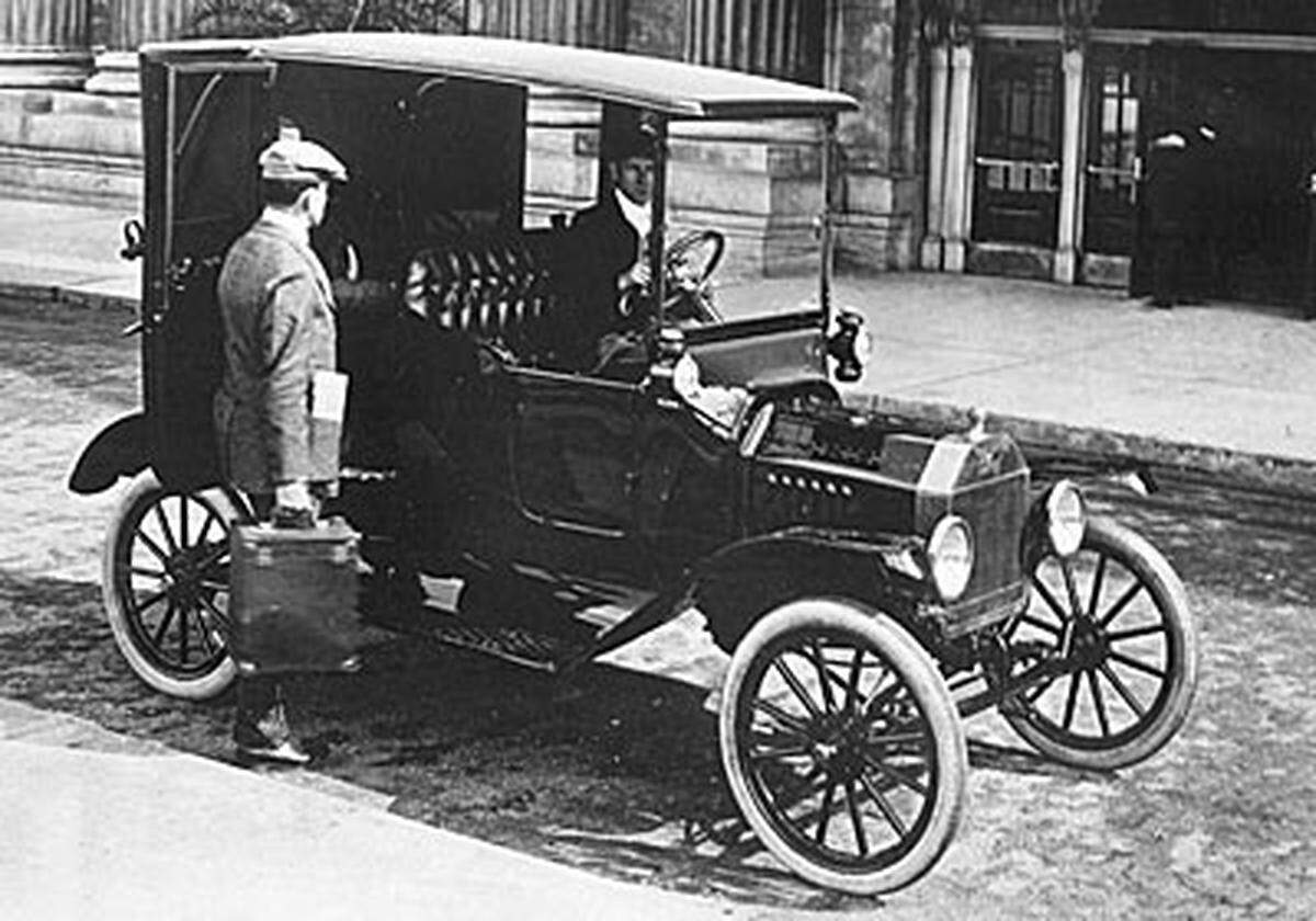 Das Model T war mit einem 20 PS Vierzylinder-Motor ausgestattet, der eine Höchstgeschwindigkeit von zirka 70 km/h stemmte, wog 600 Kilogramm und verbrauchte 11-18 Liter pro hundert Kilometer.