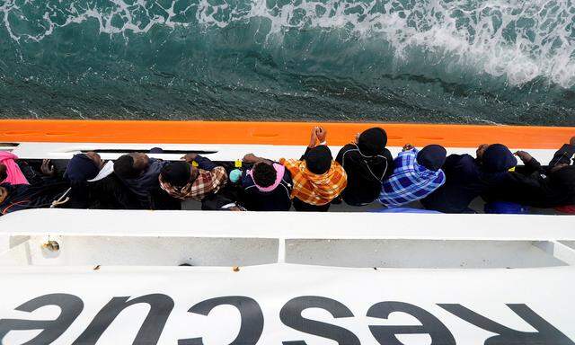 Die Einrichtung von Asylzentren in Nordafrika soll verhindern, dass weiterhin tausende Migranten über das Mittelmeer nach Südeuropa drängen. 