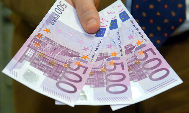 Bargeld (speziell der 500- Euro-Schein) ist ein Auslaufmodell. Das bringt E-Payment-Aktien in Schwung.