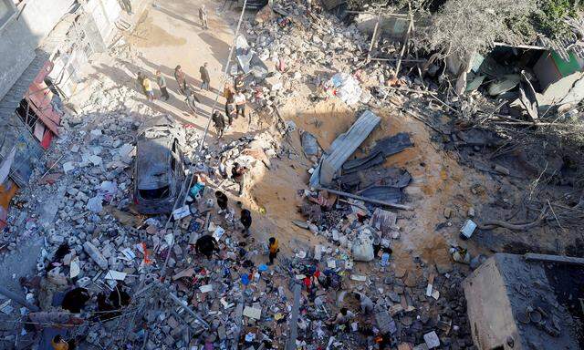 Ein zerstörtes Haus inmitten des andauernden Konflikts zwischen Israel und der palästinensisch-islamischen Hamas in Rafah im südlichen Gazastreifen.