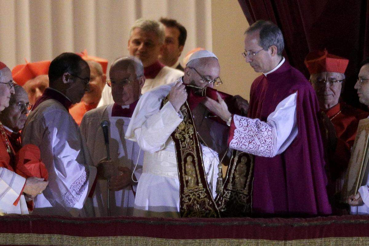 Vor dem Schlusssegen wird dem neuen Papst die Stola überreicht.