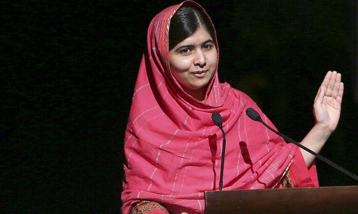 "Lasst uns zu unseren Büchern und zu unseren Stiften greifen. Sie sind unsere stärksten Waffen. Ein Kind, ein Lehrer, ein Buch und ein Stift können die Welt verändern. Bildung ist die einzige Lösung. Bildung zuerst." Malala Yousafzai hielt 2013, an ihrem 16. Geburtstag, im Hauptquartier der Vereinten Nationen in New York City eine Rede, die um die Welt ging. Neun Monate davor war in einem Schulbus in Pakistan ein Taliban eingestiegen, hatte sich nach Yousafzai erkundigt und ihr ins Gesicht geschossen - weil sie über das Leben und die mangelnde Bildung unter den Taliban geschrieben hatte. Sie erhielt später den Friedensnobelpreis. Diese Aufnahme zeigt sie bei einer Rede im Jahr 2014.