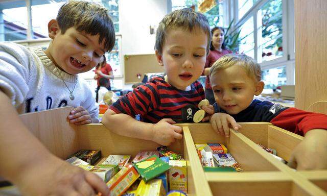 THEMENBILD-PAKET: KINDERBETREUUNG / KINDERGARTEN / KINDERKRIPPE