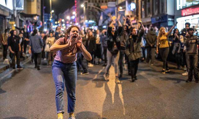 Tausende Oppositionelle gingen schon in der Nacht auf Dienstag gegen die Annullierung der Bürgermeisterwahl in Istanbul auf die Straße.