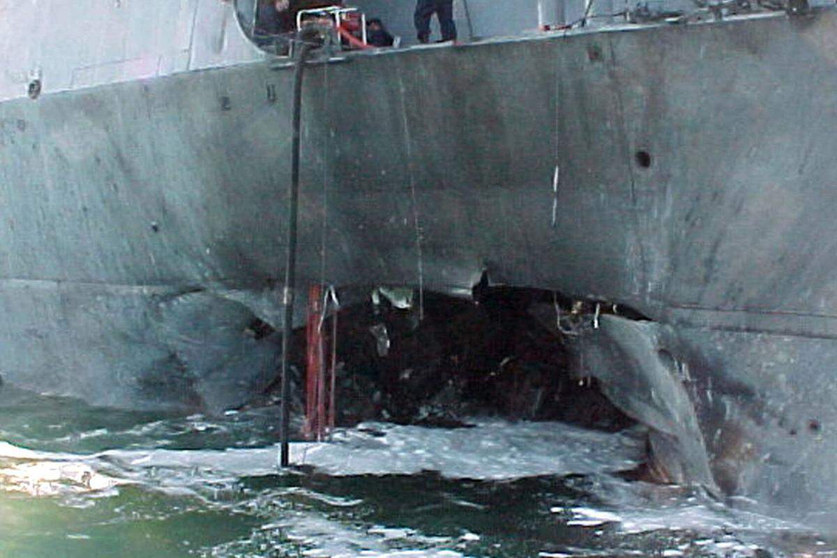 Auch für den Sprengstoffanschlag auf das US-Kriegsschiff USS Cole vor der Küste Jemens, bei dem im Oktober 2000 17 US-Soldaten getötet wurden, wurde Bin Laden verantwortlich gemacht.