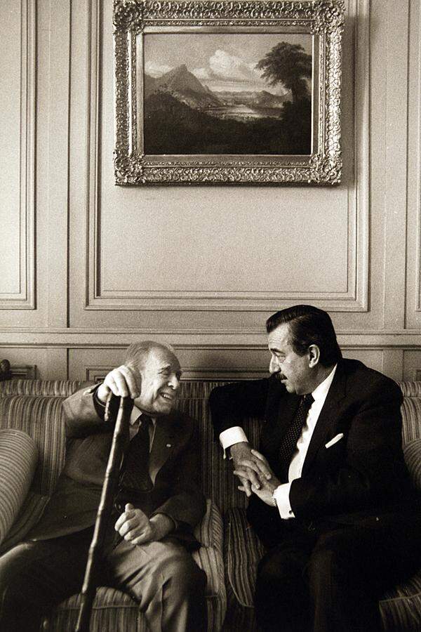 Der Argentinier war stilprägend für die phantastische Literatur Südamerikas und konnte wie kein anderer "das Universum in einer Streichholzschachtel unterbringen" (Eugenio Montale). Er wartete lange auf den Nobelpreis, doch ausgerechnet aus politischen Gründen soll er ihm versagt worden sein. Borges galt als reaktionär und war skeptisch gegenüber der Demokratie. Und er bedankte sich bei Augusto Pinochet für eine Auszeichnung. Das verzieh man ihm in Schweden nicht. Im Bild: Borges mit Argentinies Ex-Präsident Raul Alfonsin