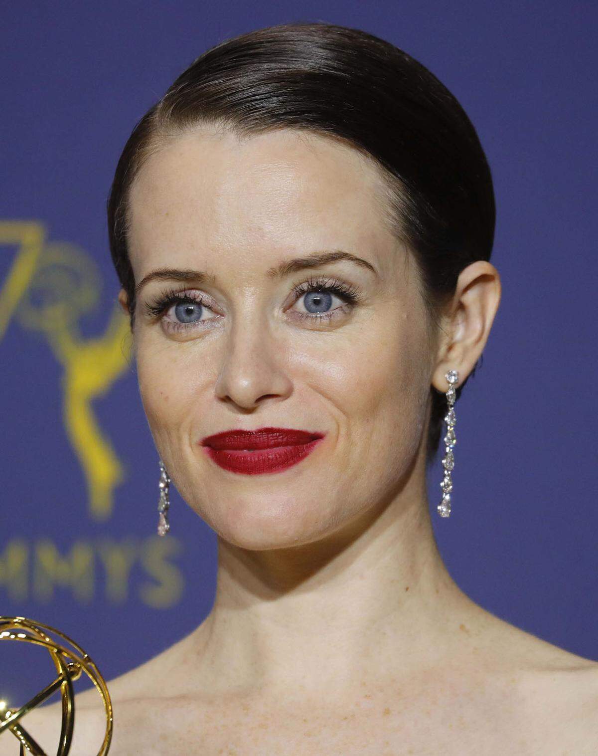 Claire Foy ließ mit nach hinten gekämmten Haaren ihre Ohrringe strahlen.