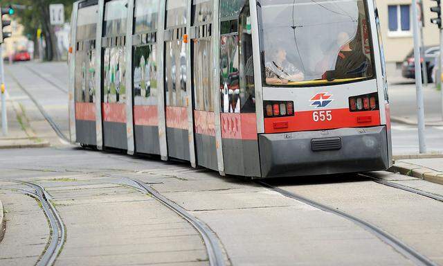 Autolenker fährt in Wien auf unterirdische Bim-Gleise und flüchtet